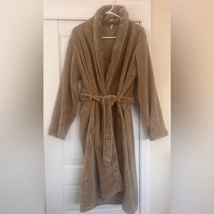 Unisex one size fits all plush spa bathrobe by brookstone
O